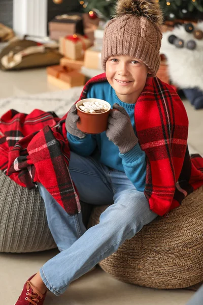 Cute Little Boy picie gorącej czekolady w domu w Wigilię — Zdjęcie stockowe