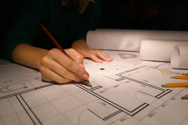 Female architect working late in evening — Stock Photo, Image
