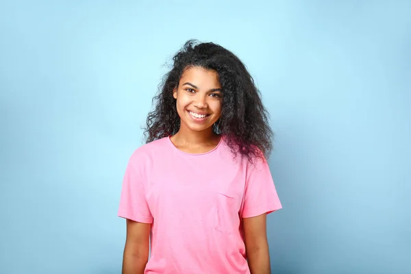 Felice giovane donna afro-americana su sfondo di colore — Foto Stock