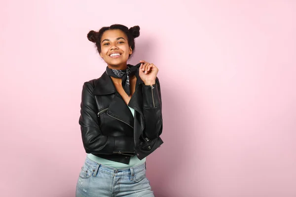 Bella giovane donna afro-americana su sfondo a colori — Foto Stock