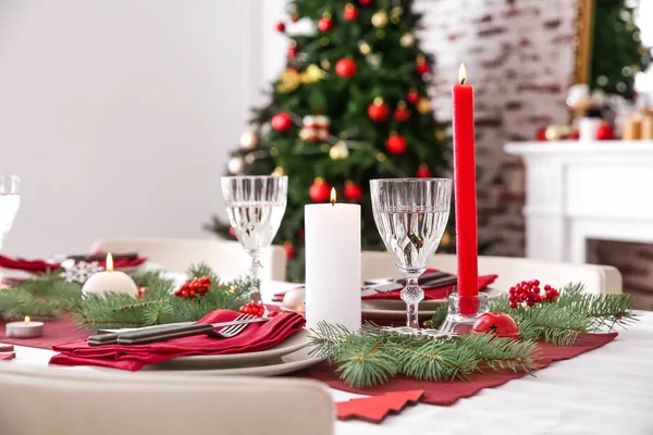 Beautiful table setting with Christmas decorations in living room — Stock Photo, Image