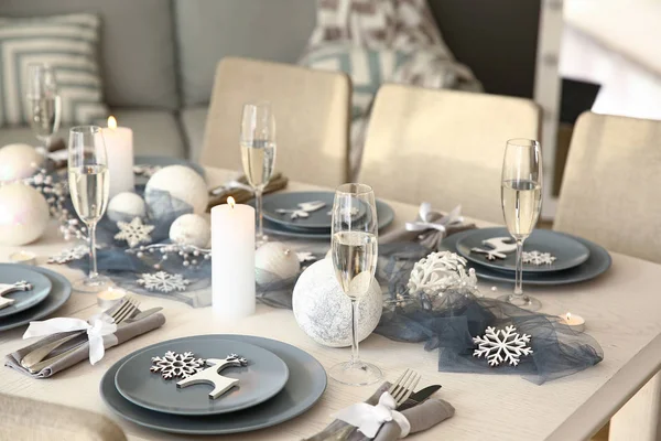 Bella tavola apparecchiata con decorazioni natalizie in soggiorno — Foto Stock