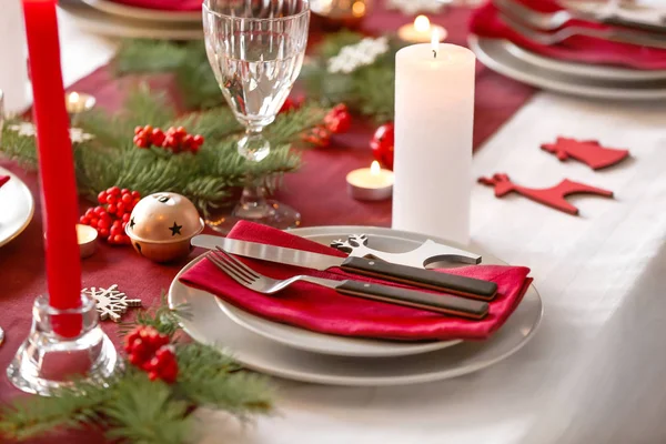 Красивый стол на рождественский ужин — стоковое фото