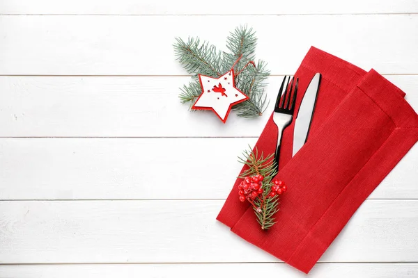 白い木製の背景にクリスマステーブルの設定のためのカトラリーとナプキン — ストック写真