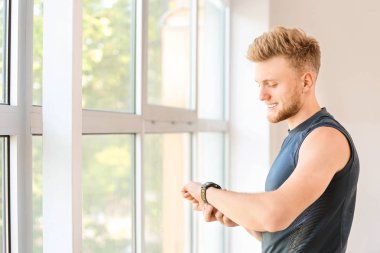 Spor salonunda eğitim den sonra nabzını kontrol sportif genç adam