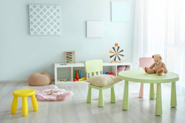 Anaokulundaki modern oyun odasının şık iç mimarisi.