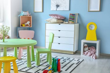 Anaokulundaki modern oyun odasının şık iç mimarisi.