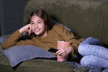 Genç kız gece Tv izlerken