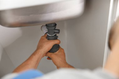 Tesisatçı mutfakta lavabo yükleme