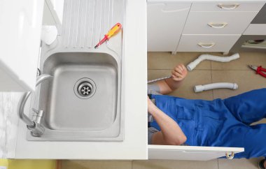 Tesisatçı mutfakta lavabo yükleme