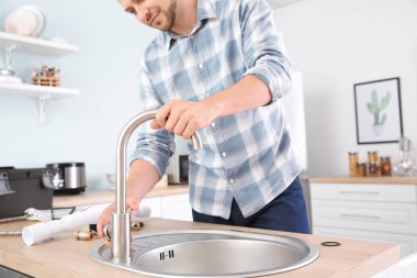Tesisatçı mutfakta lavabo yükleme