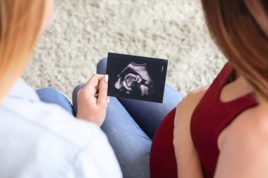 Evde sonogram görüntü ile hamile lezbiyen çift