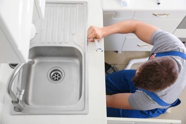 Tesisatçı mutfakta lavabo yükleme