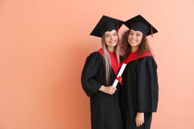 Renkli arka planda bekar cüppe genç öğrenciler