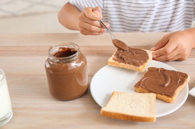 Mutfakta yayılan çikolata ile lezzetli tost yeme komik küçük çocuk