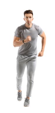 Beyaz arka planda çalışan genç adam