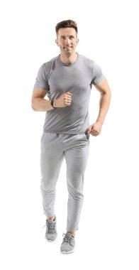 Beyaz arka planda çalışan genç adam