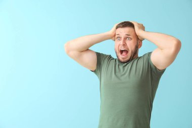 Adam renk arka plan üzerinde panik atak