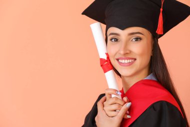 Renkli arka planda diploma ile kadın lisansüstü