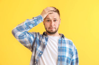 Adam renk arka plan üzerinde panik atak