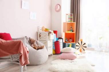 Modern çocuk odasının içi.