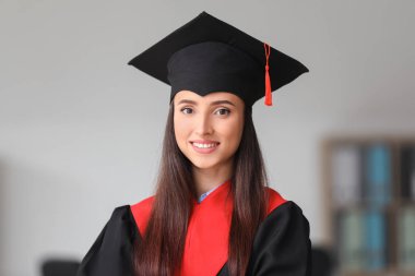 Mutlu kadın üniversite mezunu