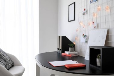 Modern odada ruh hali panosu ile işyeri