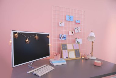 Modern odada ruh hali kurulu ve bilgisayar ile Işyeri