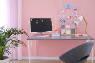 Modern odada ruh hali kurulu ve bilgisayar ile Işyeri