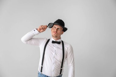 Hafif arka planda büyüteç ile Erkek dedektif