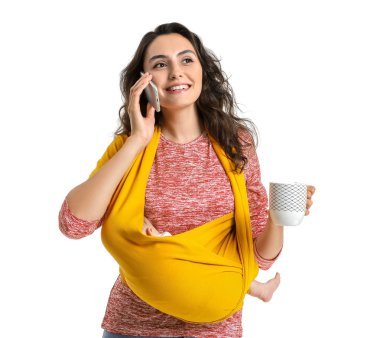 Beyaz arka planda cep telefonu ile konuşan sapan küçük bebek ile genç anne