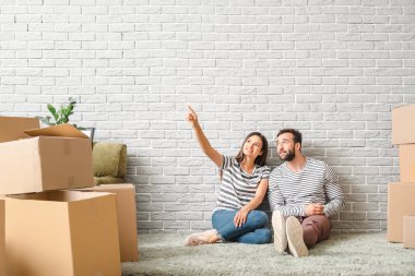 Yeni eve taşındıktan sonra eşyalarını ile genç çift
