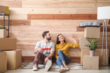 Yeni eve taşındıktan sonra eşyalarını ile genç çift