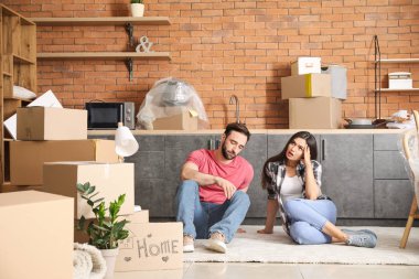 Yorgun çift yeni eve taşındıktan sonra katta oturan