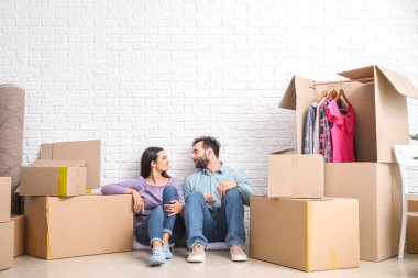 Yeni eve taşındıktan sonra eşyalarını ile genç çift