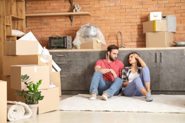 Yorgun çift yeni eve taşındıktan sonra katta oturan