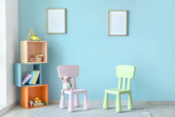 Стильный интерьер современной игровой комнаты в детском саду — стоковое фото