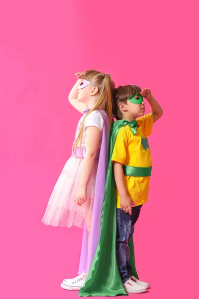 可爱的小孩打扮成超级英雄在颜色背景 — 图库照片