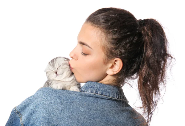 Hermosa mujer joven con lindo gatito sobre fondo blanco — Foto de Stock