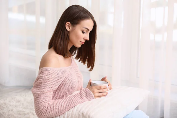 Hermosa joven bebiendo té en casa — Foto de Stock