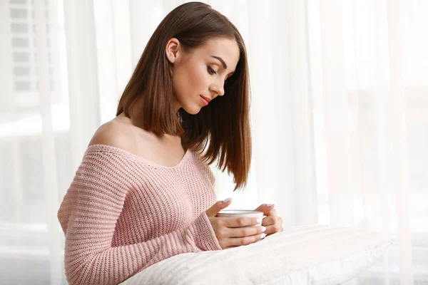 Hermosa joven bebiendo té en casa — Foto de Stock