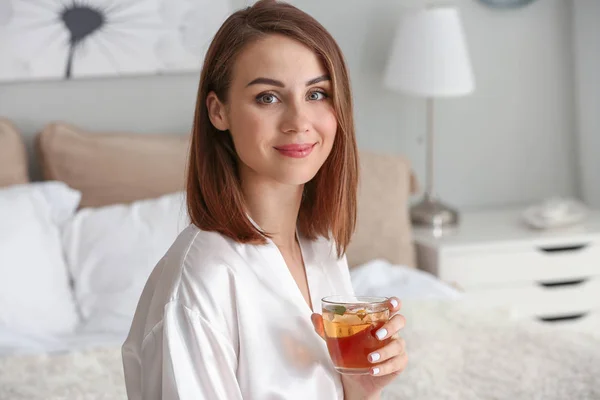 Bella giovane donna che beve tè a casa — Foto Stock