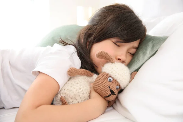 Little girl sleeping in bed at home — Stock Photo, Image