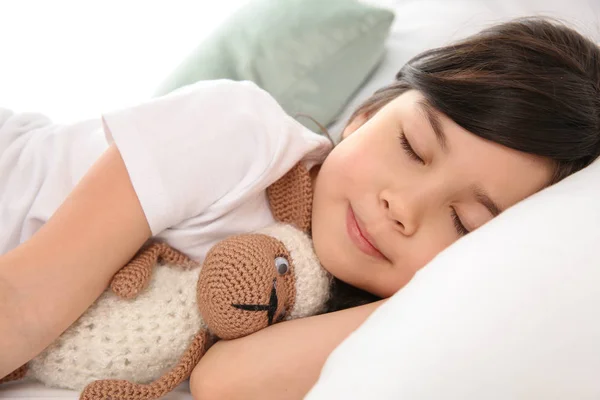 Little girl sleeping in bed at home — Stock Photo, Image