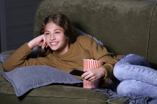 Έφηβο κορίτσι βλέποντας τηλεόραση τη νύχτα — Φωτογραφία Αρχείου