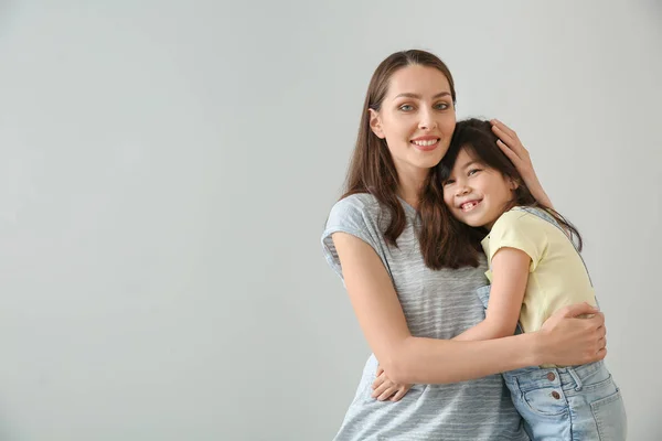 Портрет счастливой матери с дочерью на светлом фоне — стоковое фото