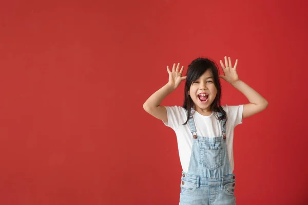 Портрет счастливой маленькой девочки на цветном фоне — стоковое фото