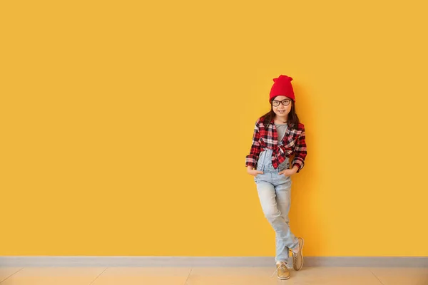 Renk duvarının yakınında şık küçük kız portresi — Stok fotoğraf