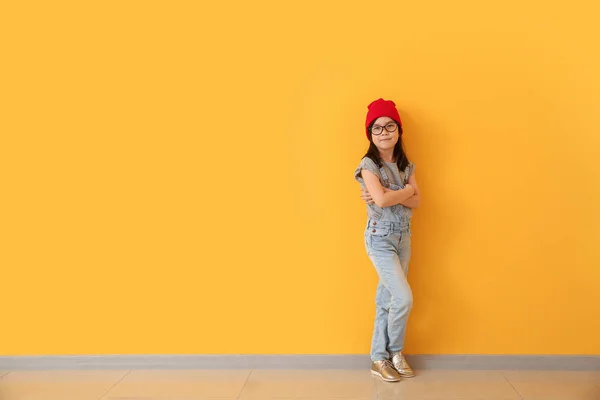 Renk duvarının yakınında şık küçük kız portresi — Stok fotoğraf