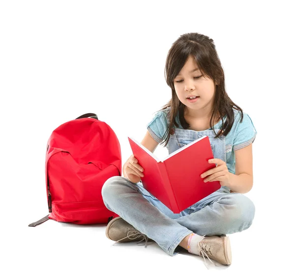 Retrato de una colegiala leyendo un libro sobre fondo blanco — Foto de Stock